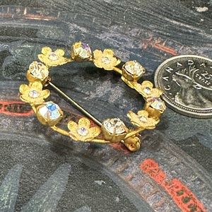 VINTAGE, sparkly Austrian crystal gold/brass tone floral circular brooch